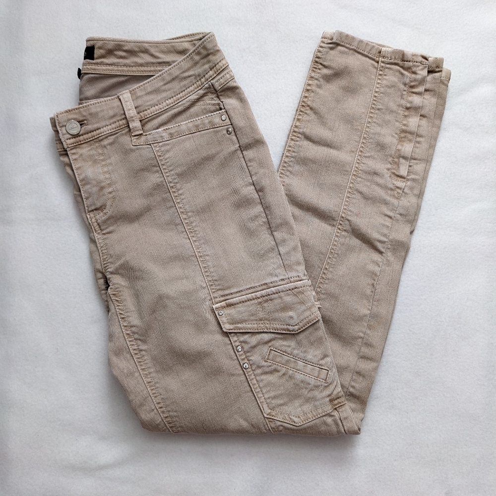 Tan White House Black Jean